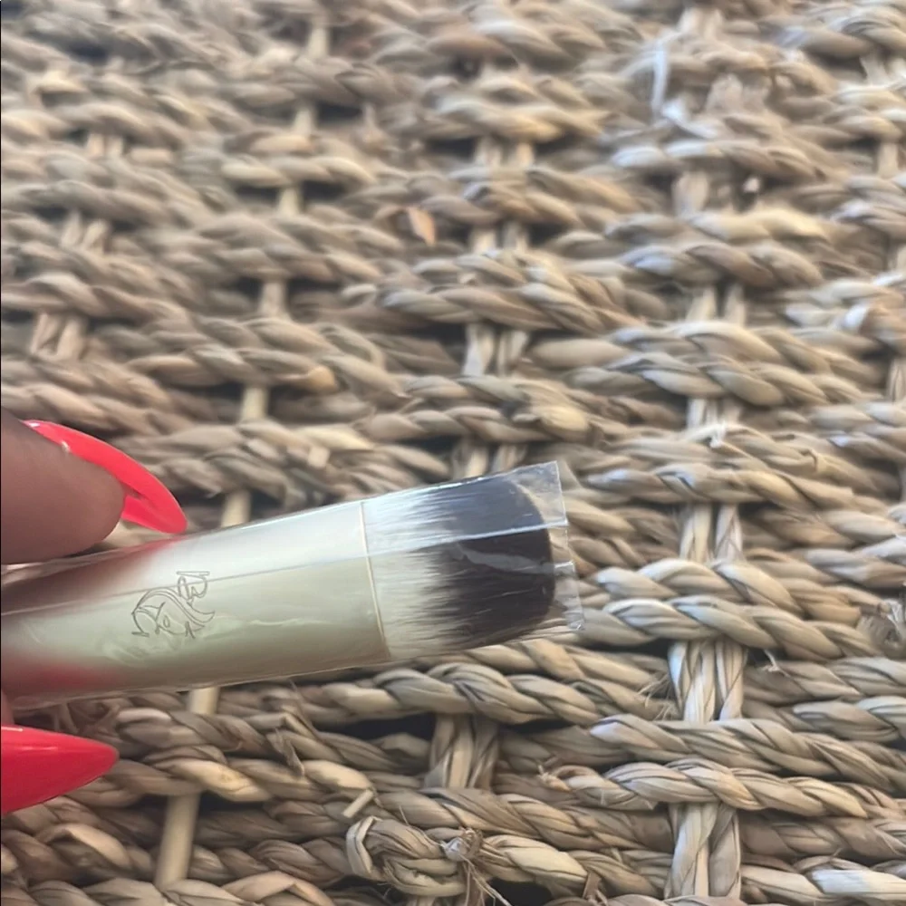 ✨ Royal & Langnickel Iridescent Makeup Brush – Ombre Bristles